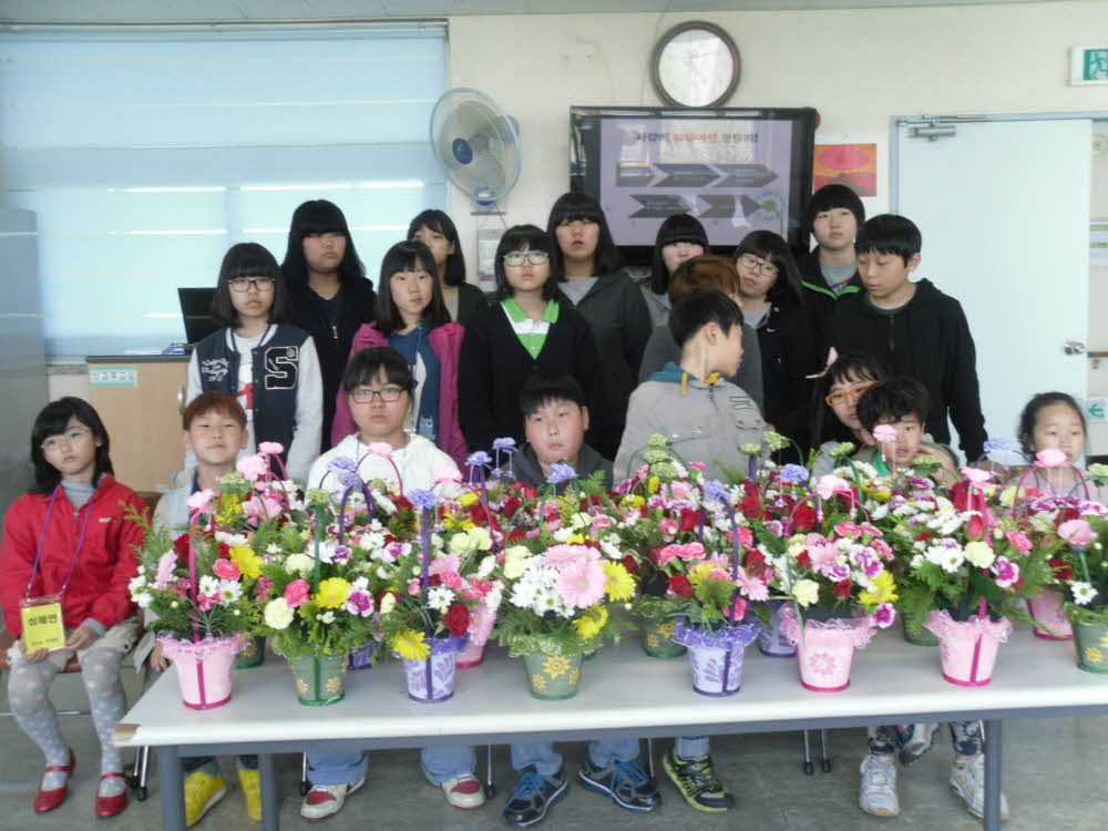 솔샘 1365 청소년봉사단체 단체봉사활동 "사랑의 카네이션 꽃바구니 만들…