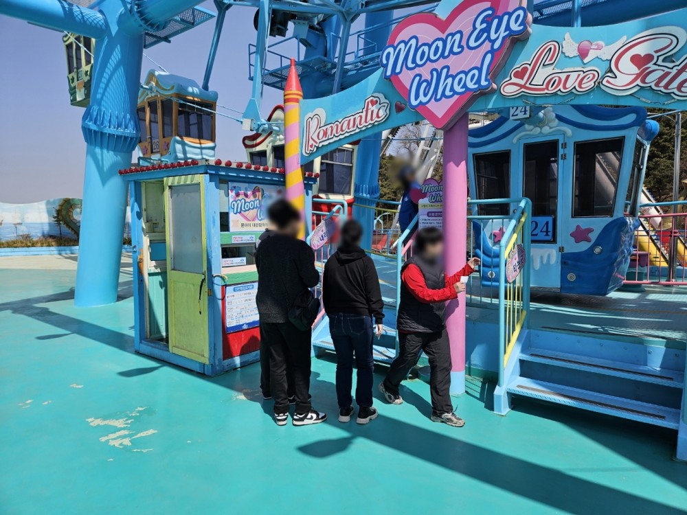 놀이기구 대관람차를 타려는 참여자들 사진