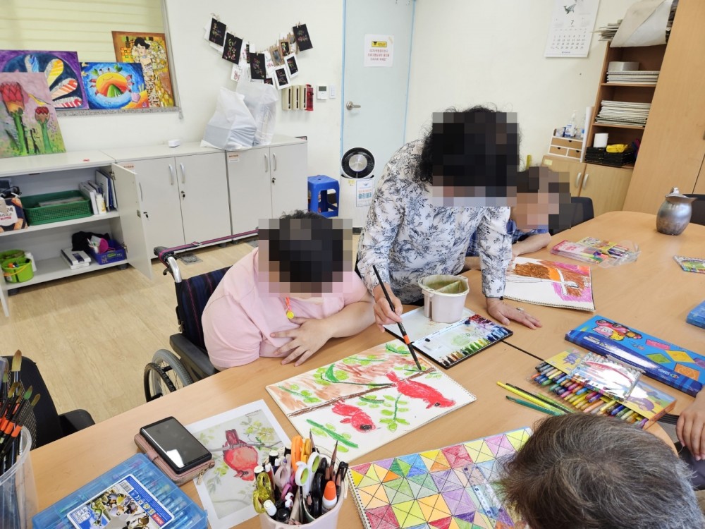 7월 6일 한국화교실에 참여중인 이용자 사진 세번째